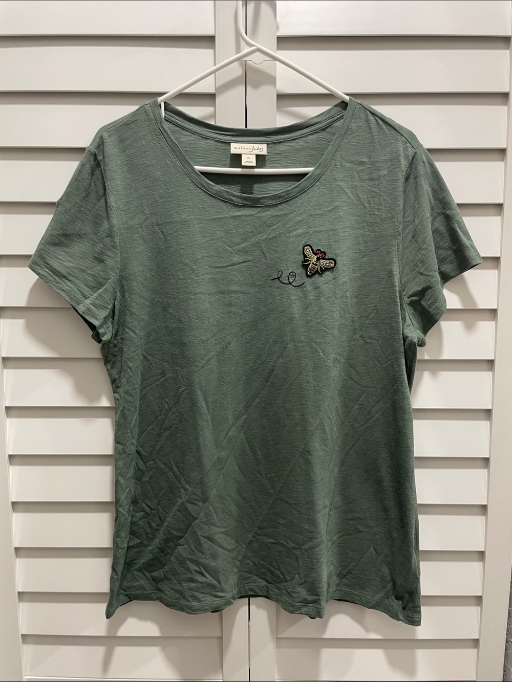Rail Split Crewneck Short Sleeve Tee with Bee Patch - Sage Green
